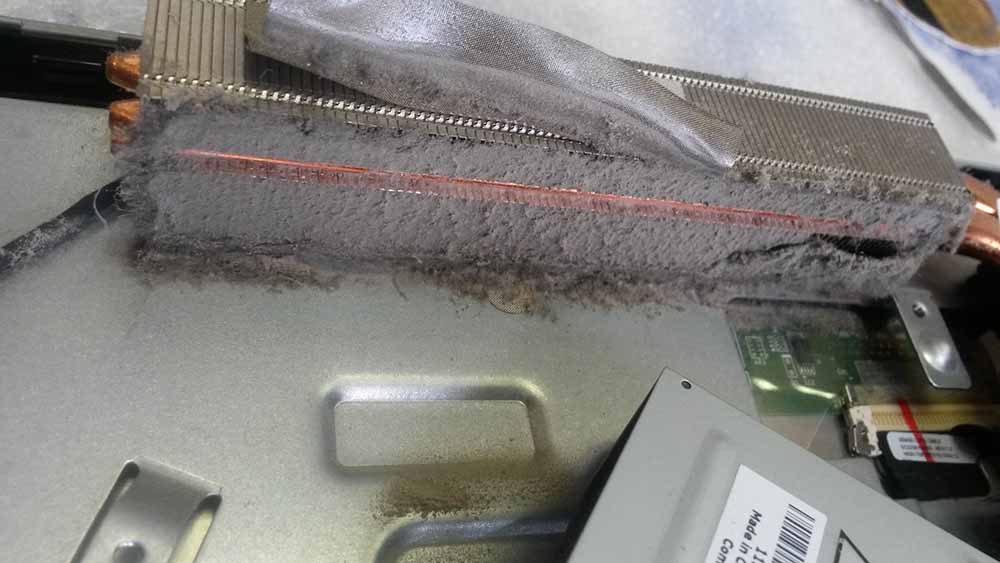 Полностью забитый пылью радиатор системы охлаждения ноутбка